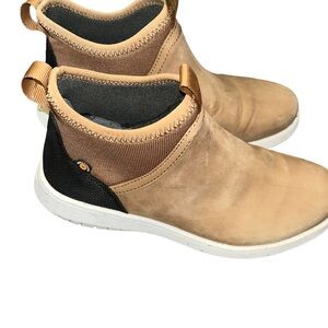 BOGS Women's Juniper Chelsea Snow Boot slip on sneaker bootie 6.5 toffee tan